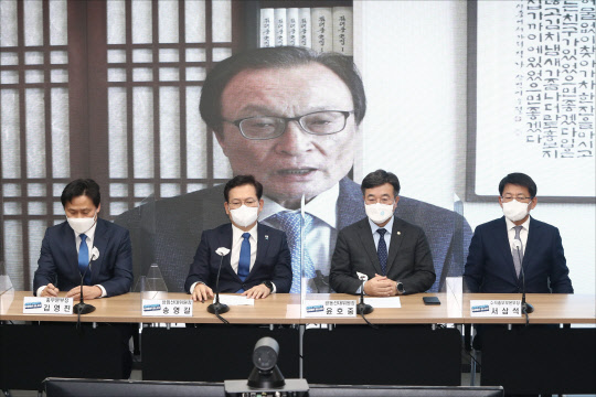 1일 송영길 더불어민주당 상임선대위원장과 윤호중 공동선대위원장 등이 서울 여의도 더불어민주당 중앙당사에서 청년, 자영업자들과 온라인 화상으로 가진 2022년 임인년 새해 시무식에서 이해찬 상임고문의 새해 인사말을 시청하고 있다. 공동취재=연합뉴스.